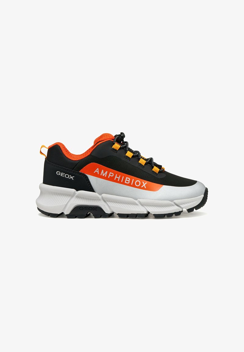 Chaussure de sport noire et grise avec intérieur orange, lacets noirs et orange, semelle blanche épaisse et inscription « AMPHIBIOX » sur le côté.
