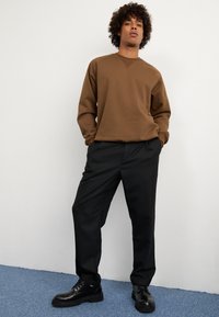 Carhartt WIP CHASE - Sweatshirt - chocolate/gold