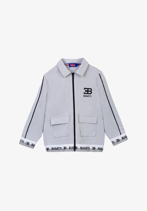 Giacca zip grigia con colletto, due tasche frontali e dettagli neri. Presenta il logo "BUGATTI" sul petto e sull'orlo inferiore. Materiale morbido.