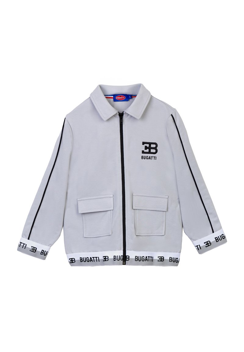 Giacca zip grigia con colletto, due tasche frontali e dettagli neri. Presenta il logo "BUGATTI" sul petto e sull'orlo inferiore. Materiale morbido.