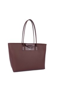 Borsa a tracolla in pelle marrone con texture a ciottoli, dotata di due manici lunghi, una base piatta e un'accenno triangolare sul davanti con un logo.