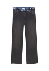 Jeans rectos negros con una cinturilla de denim azul en contraste y detalles en botón plateado en los bolsillos y la cinturilla.