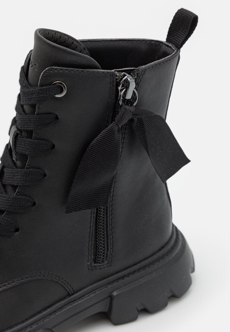 Schwarze Leder-Ankle-Boots mit Schnürung vorne, einem seitlichen Reißverschluss und einem strukturierten schwarzen Ripsband-Akzent. Robuste Gummisohle für Langlebigkeit.