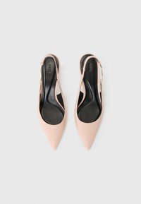 Scarpe slingback a punta in pelle rosa pallido con soletta nera, dotate di un accentuazione in metallo dorato sulla fascia.