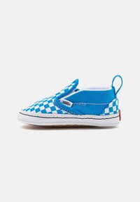Zapatilla Vans para bebé de cuadros azules y blancos, tipo slip-on, con tirador y suela blanca, vista de lado sobre un fondo blanco.