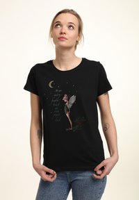 Schwarzes Baumwoll-T-Shirt mit kurzen Ärmeln, das ein farbenfrohes Grafikdesign einer Fee und Text zeigt. Das Design enthält einen Halbmond und Sterne.