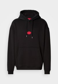Sweat à capuche noir avec poche avant, cordons de serrage réglables et petite étiquette de logo rouge centrée sur la poitrine.