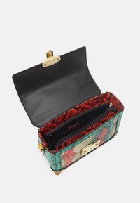 Torebka w wielokolorowy wzór wężowy z złotym zapięciem, czarnym wnętrzem i dwoma zamykanymi kieszeniami. Charakteryzuje się zwartym, prostokątnym kształtem.