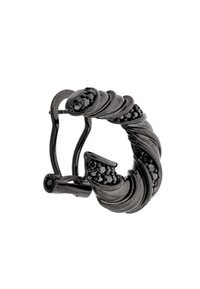 Černá kovová kruhová náušnice s točeným designem, kombinující hladké a texturované části, zdobená malými černými akcenty.