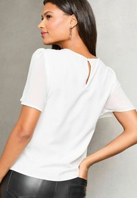 Lipsy FLUTTER SLEEVE SPOT REGULÄR - Palaidinė - white