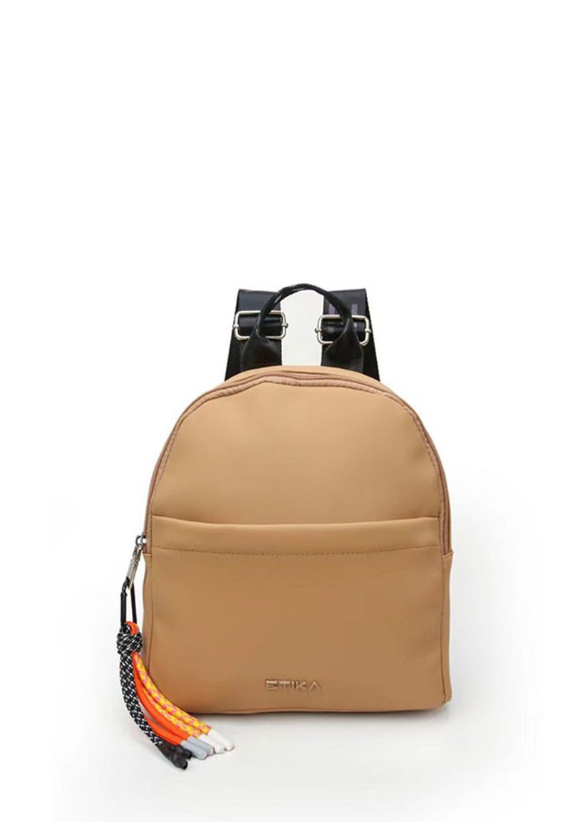 Mochila de piel sintética marrón con forma redondeada, correas negras, bolsillo frontal y acentos de borlas coloridas. Cuenta con cierre de cremallera y logo.