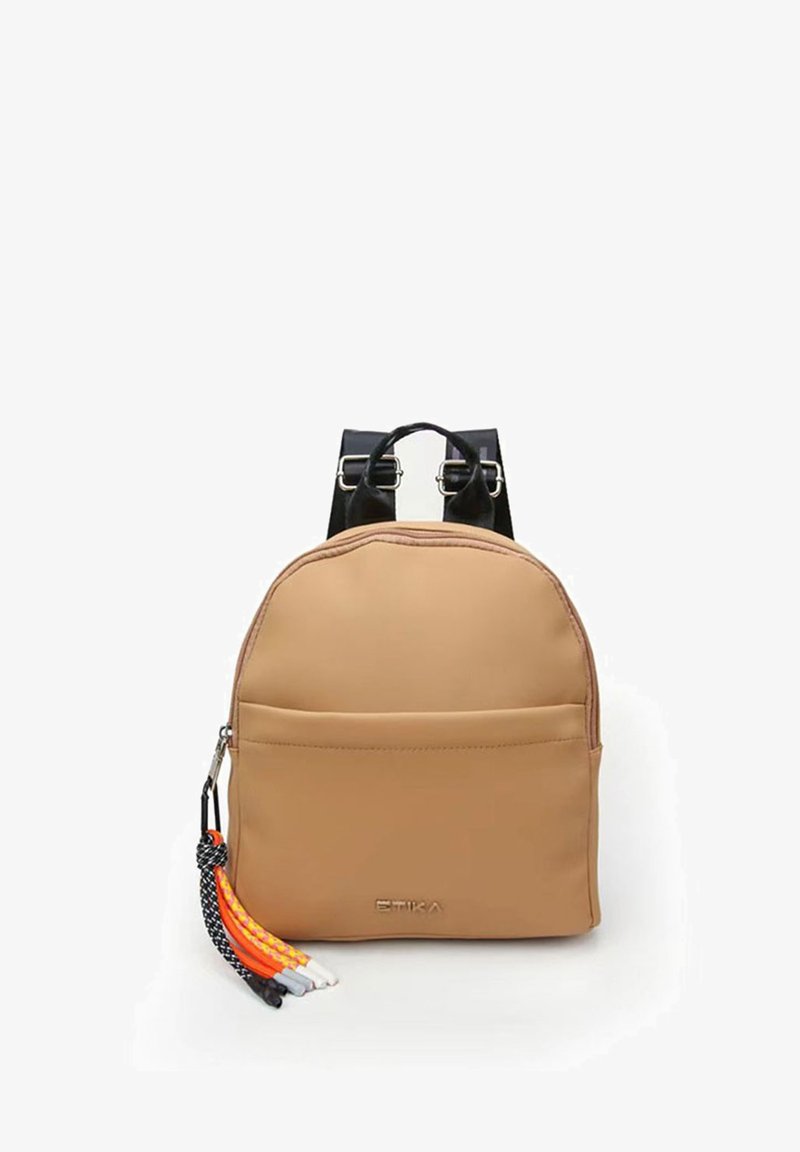 Mochila de piel sintética marrón con forma redondeada, correas negras, bolsillo frontal y acentos de borlas coloridas. Cuenta con cierre de cremallera y logo.