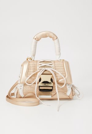 Kleine beige-goldene gewebte Handtasche mit Tragegriff oben, Schnürung vorne, goldener Schnalle mit der Aufschrift Steve Madden und abnehmbarem Schulterriemen.