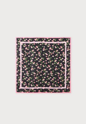 Écharpe carrée noire avec de petits boutons de rose roses et des feuilles vertes, bordée de lignes roses avec le texte "Marc Jacobs" répété.