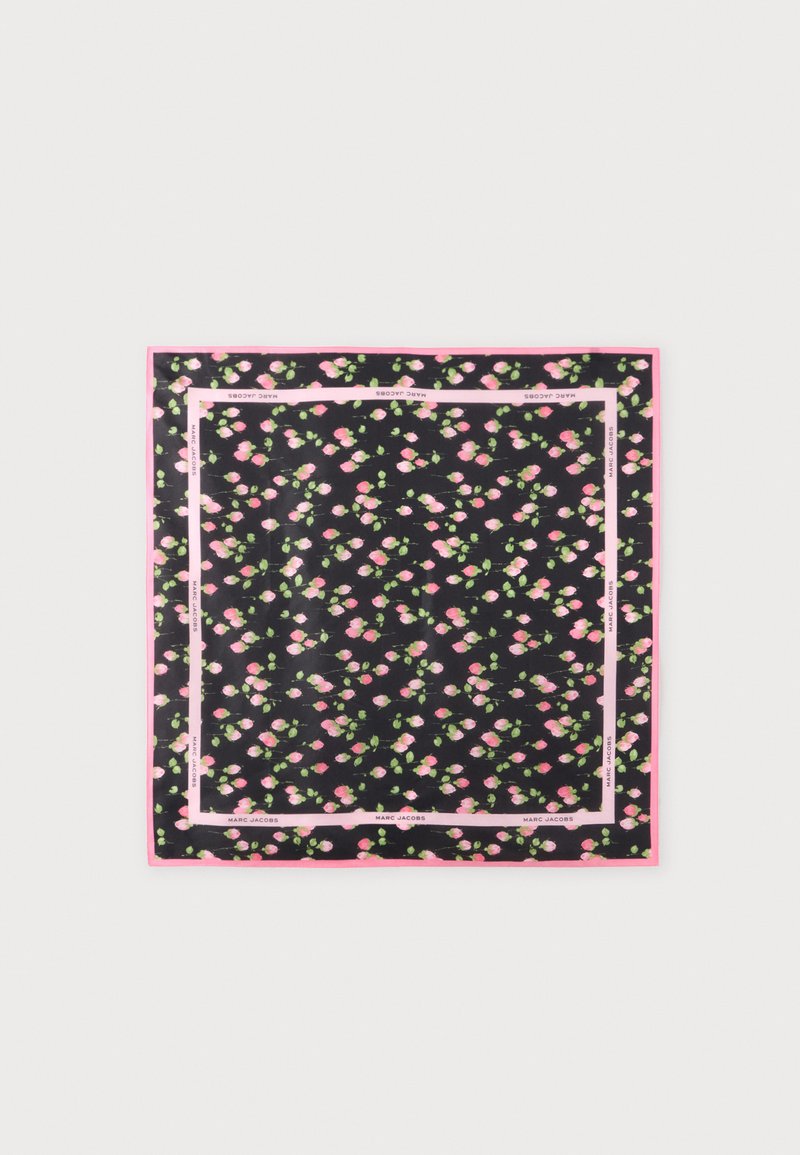 Écharpe carrée noire avec de petits boutons de rose roses et des feuilles vertes, bordée de lignes roses avec le texte "Marc Jacobs" répété.