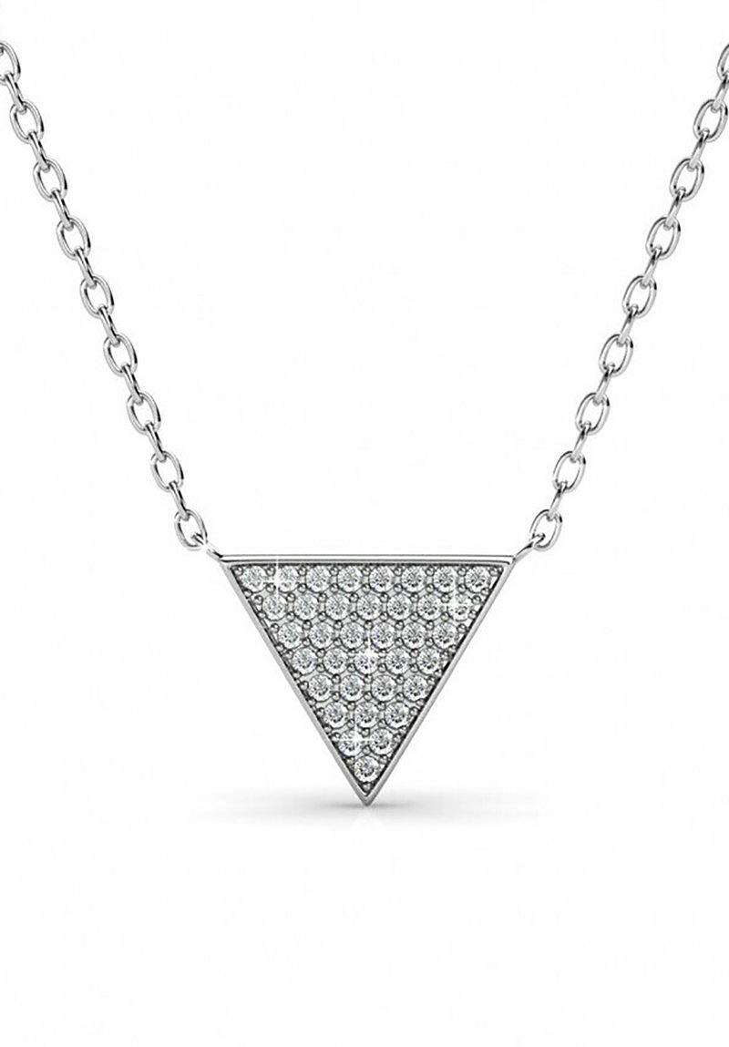 Collana d'argento con pendente triangolare incastonato di gemme chiare, con un delicato design a catena.