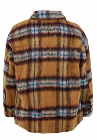 Veste-chemise à carreaux marron en laine douce, avec des accents bleus et rouges, un col à revers, et une coupe décontractée avec un empiècement dorsal.