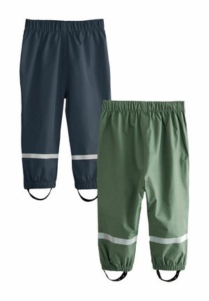 Dva páry nepremokavých detských nohavíc v námorníckej modrej a olivovej zelenej, každé s elastickými pásmi, pätkovými remienkami a reflexnými pruhmi nad manžetami.