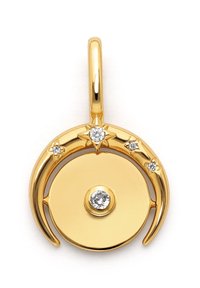 Colgante de oro con un diseño circular que presenta una piedra preciosa central transparente y pequeñas piedras decorativas que asemejan estrellas que adornan el borde exterior.