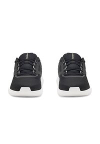 Czarne buty sportowe z teksturowaną cholewką z tkaniny, białą gumową podeszwą, zaokrąglonym noskiem i kontrastującymi szarymi akcentami. Agresywny wzór bieżnika.