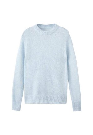 Jersey de color azul claro, de punto, con cuello redondo y mangas largas. La textura es suave y ligeramente difusa. Sin patrones ni acentos adicionales.