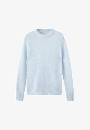 Lichtblauwe gebreide trui met een ronde halslijn en lange mouwen. De textuur is zacht en iets pluizig. Geen patronen of extra accenten.