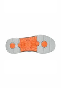 Semelle de chaussure de couleur gris clair avec un détail circulaire central orange, présentant des motifs texturés et des accents circulaires pour une meilleure adhérence.