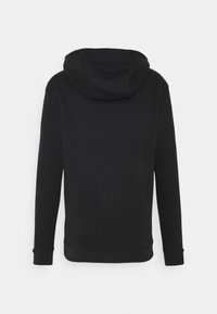Sweat à capuche noir avec une texture lisse, manches longues et capuche. Le design est minimaliste, sans logos ni motifs visibles.