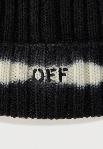 Tissu en maille côtelée noire avec une bande horizontale blanche comportant le mot "OFF" tricoté en lettres noires.