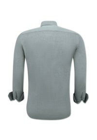 Lichtgrijs overhemd met lange mouwen, gezien van achteren, met knoopmanchetten en een standaardkraag op een witte achtergrond.