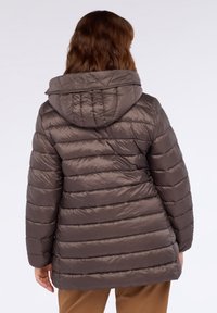 Chaqueta de plumas acolchada marrón con capucha, que presenta costuras horizontales y un acabado suave y brillante, diseñada para brindar calidez y comodidad.