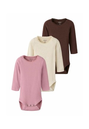 Trois bodies bébé à manches longues en tissu côtelé rose, crème et marron avec des bords d'encolure festonnés et des pressions à l'entrejambe.