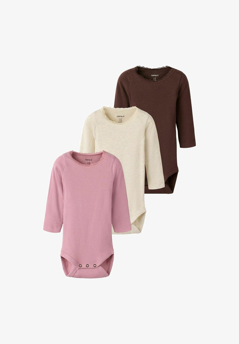Trois bodies bébé à manches longues en tissu côtelé rose, crème et marron avec des bords d'encolure festonnés et des pressions à l'entrejambe.