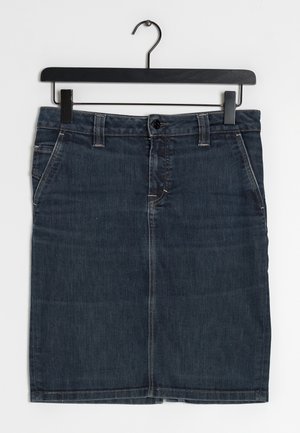 Mørkeblå denimnederdel med knapper foran og lommer, hængende på en sort bøjle mod en hvid baggrund.