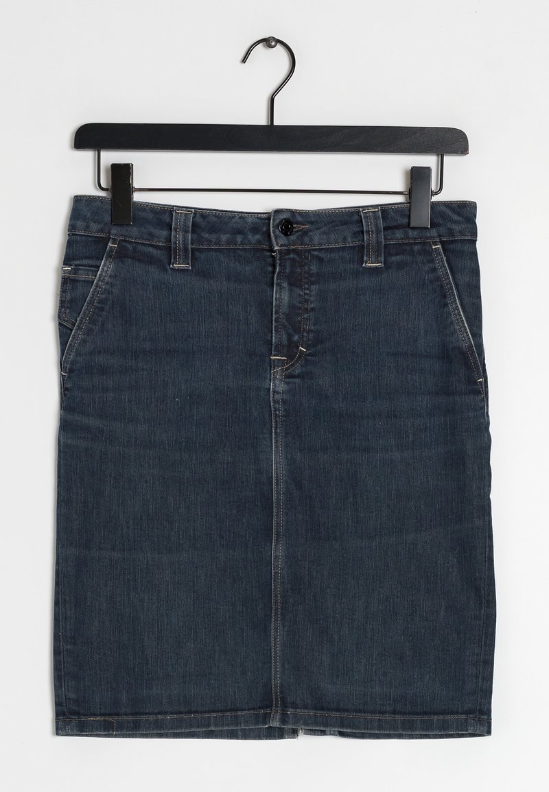 Jupe en denim bleu foncé avec boutons sur le devant et poches, suspendue à un cintre noir sur fond blanc.