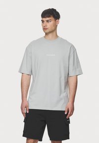 Pegador COLNE LOGO TEE - Triko s potiskem - washed pearl grey