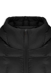 Giacca a vento nera con colletto alto, dotata di zip frontale e texture trapuntata. Tessuto liscio con finitura opaca.