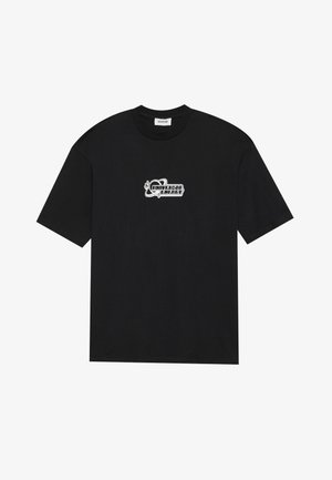 Črna bombažna majica s kratkimi rokavi z belim grafičnim tiskom, ki vključuje besedilo "UNIVERZALNA ENERGIJA." Klasičen kroj in okrogel ovratnik.