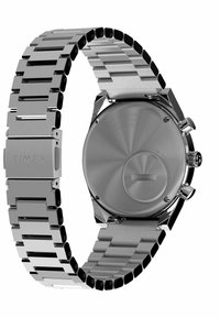 Silberne Uhr mit einem Metall-Gliederarmband. Das Gehäuse ist rund und poliert und verfügt über einen glatten, reflektierenden Rücken mit eingravierten Details.