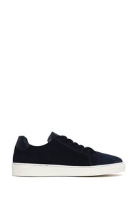 Navyblauwe suede sneaker met lage schacht, zwarte veters en gewatteerde kraag, met een dikke witte rubberen zool en een ronde neus.