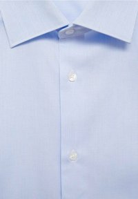 Camicia a maniche corte a righe blu chiaro con colletto classico, caratterizzata da bottoni bianchi e un tessuto testurizzato per un tocco di dettaglio in più.