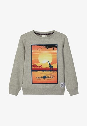 Chemise à manches longues grise avec une impression de coucher de soleil sud-africain présentant une girafe, des éléphants, des oiseaux et la silhouette d'un avion en vol.