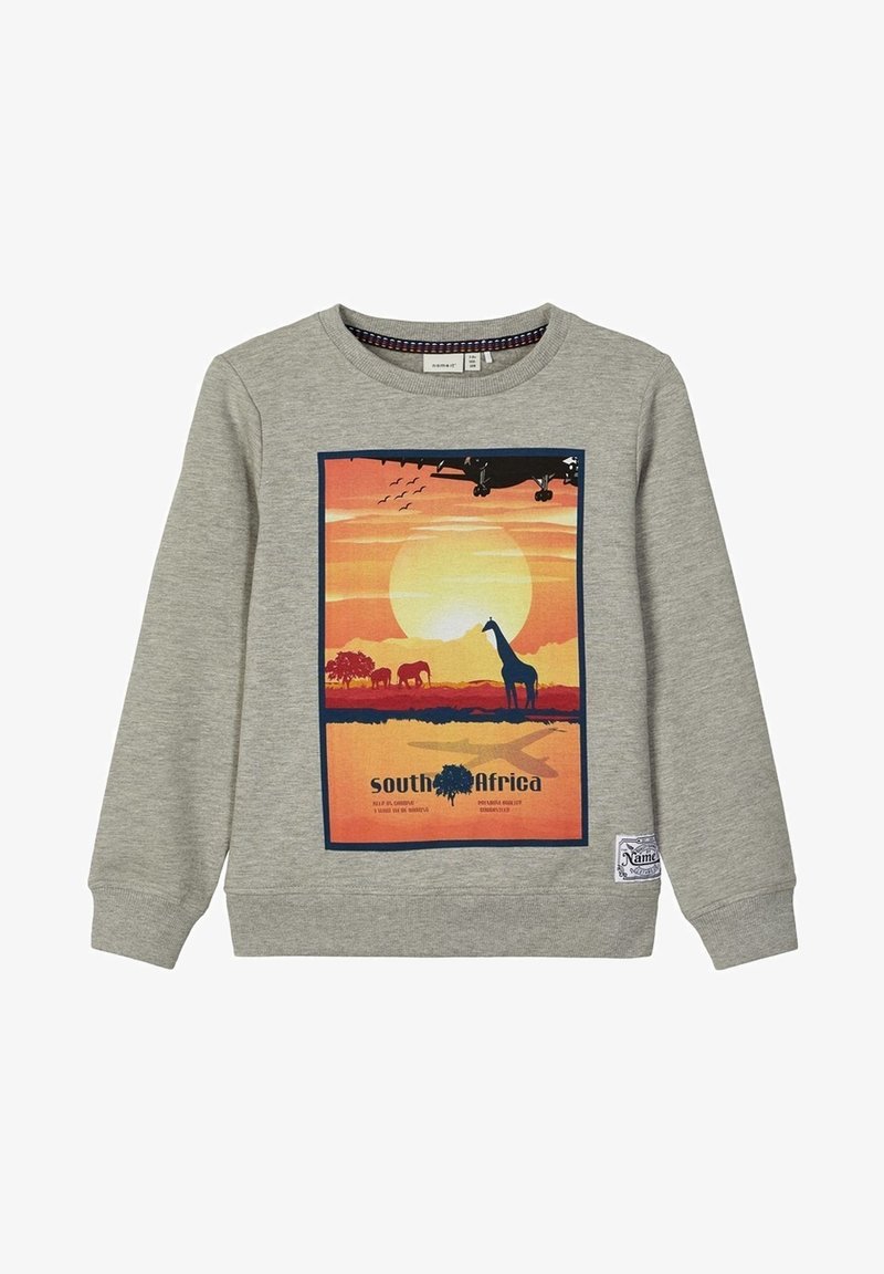 Chemise à manches longues grise avec une impression de coucher de soleil sud-africain présentant une girafe, des éléphants, des oiseaux et la silhouette d'un avion en vol.