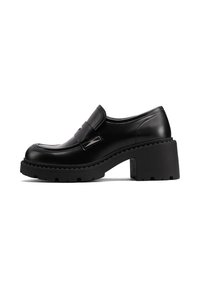 Scarpa in pelle nera con suola spessa e chunky, dettagli di fibbia rettangolare. Texture liscia con cuciture sottili e una leggera lucentezza.