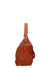 Borsa a tracolla in pelle arancione con texture intrecciata, tracolla, accessori dorati e compartimento con zip su un lato.