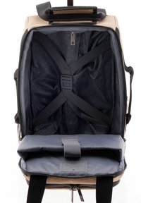 Zaino beige con interno blu scuro. Tasca laterale in rete, spallacci regolabili e scomparto imbottito alla base. Chiusura con zip.