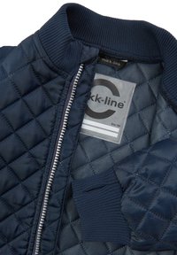 Cazadora bomber acolchada azul marino con cierre de cremallera plateada, puños acanalados y una etiqueta que indica la talla 104. Material liso y ligero.