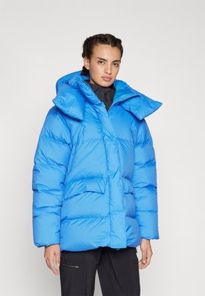 Blauwe pufferjack met een hoge kraag, grote capuchon en voorzakken. Gemaakt van glanzend, gekreukt materiaal met een boxy vorm.