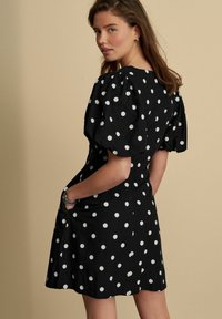 Next V-NECK PUFF SLEEVE MINI  - Košilové šaty - black spot