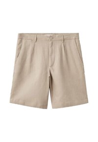 Pantalones cortos de lino beige con un corte relajado, que cuentan con un cierre de botón, pliegues frontales y dos bolsillos laterales. Textura suave y diseño casual.